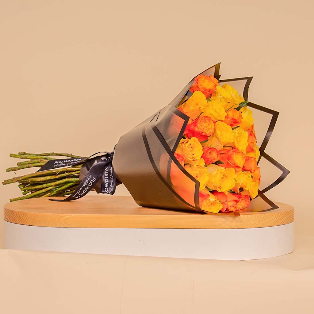 Flowrista Online Flowers Shop بوكيه يدوي من 30 وردة برتقالية وصفراء