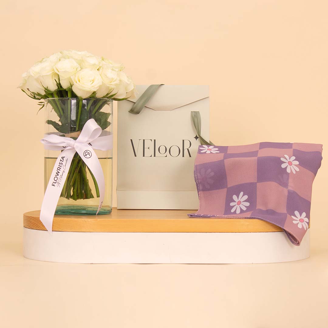 Flowrista Online Flowers Shop سكارف فيرول بلَمم مع فازة ورد أبيض