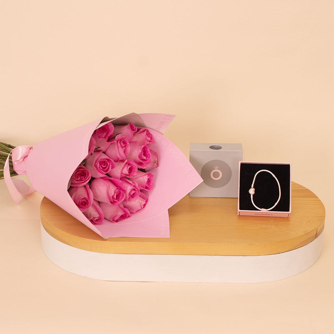 Flowrista Online Flowers Shop سوار باندورا مومنتس بسلسلة ثعبان مع قلب مرصع + ١٥ وردة بينك