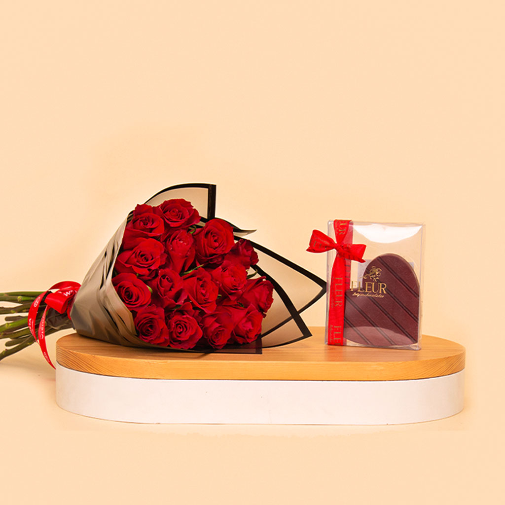 Flowrista Online Flowers Shop شوكولاتة فلير على شكل قلوب مع بوكيه من 20 وردة حمراء