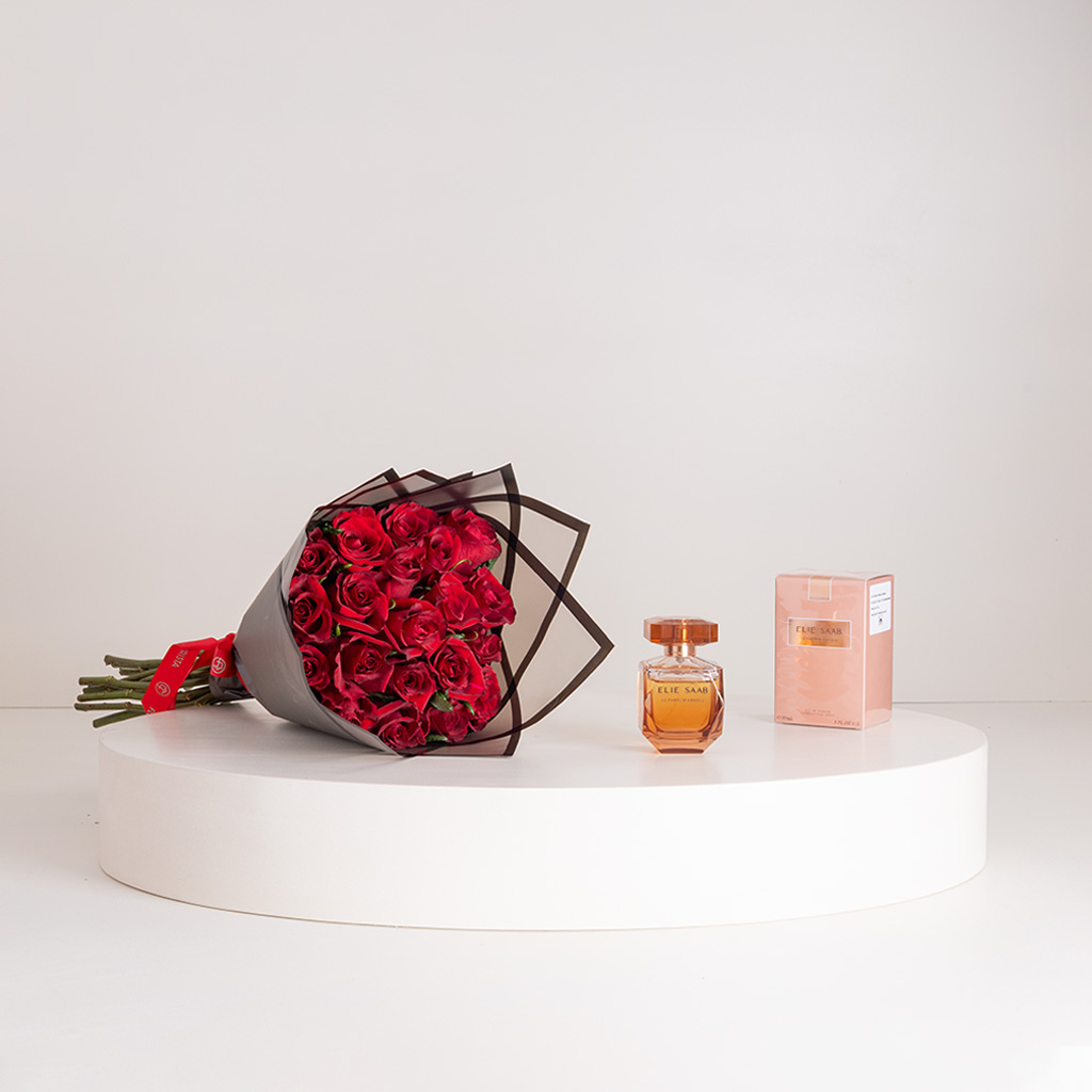 Flowrista Online Flowers Shop عطر إيلي صعب لو بارفان أبسولو أو دو بارفان للنساء 90 مل وباقة من الورود الحمراء