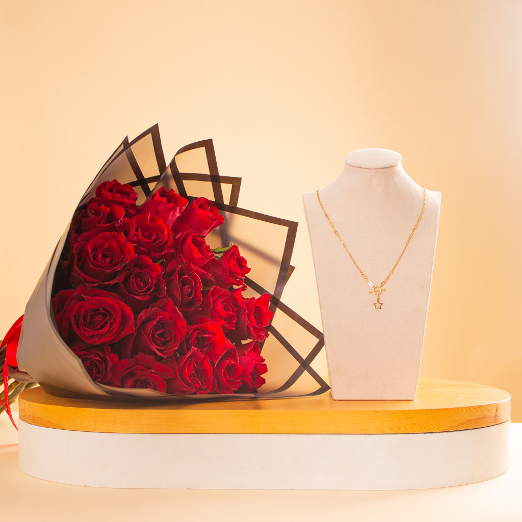 Flowrista Online Flowers Shop Siran 18K Yellow Gold Star Toggle Paperclip Necklace & Red Roses Bouquet
