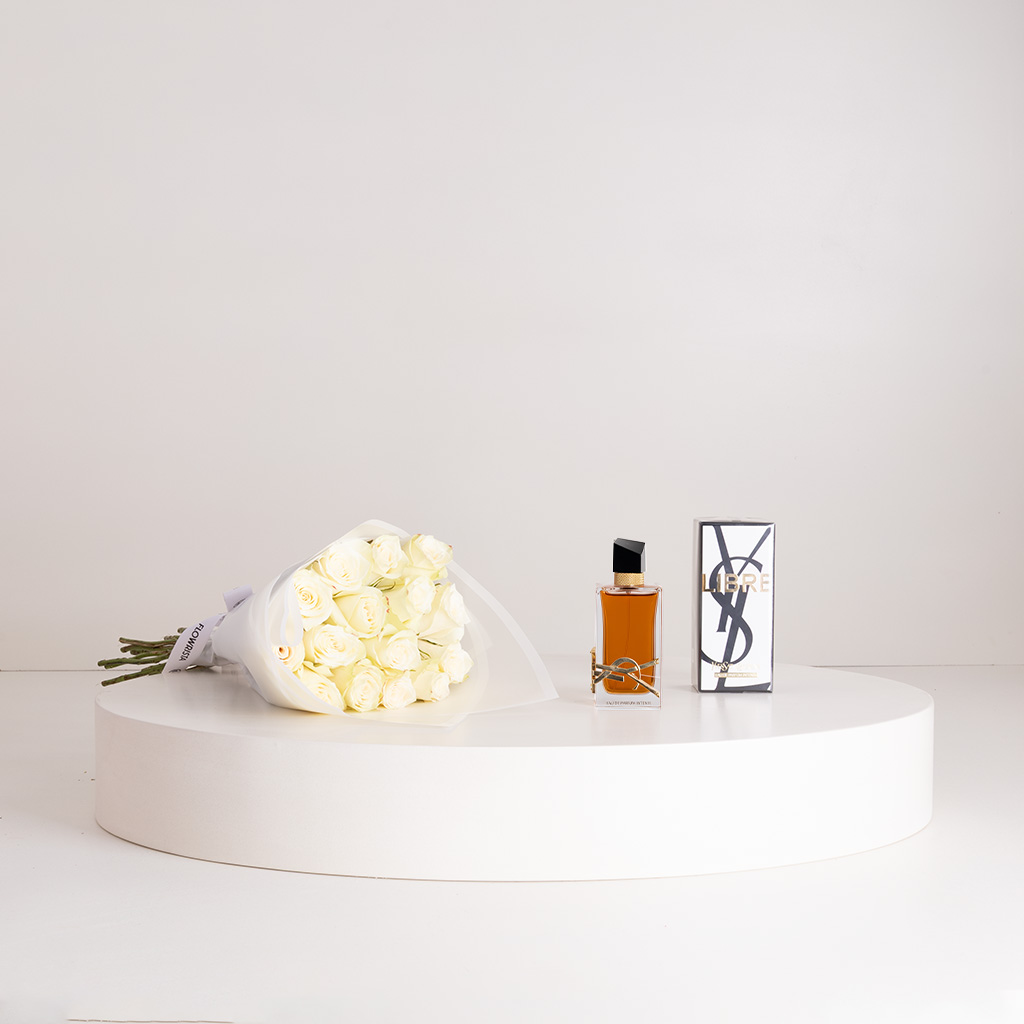 Flowrista Online Flowers Shop عطر إيف سان لوران ليبر لو بارفان 90 مل وباقة من الورود البيضاء