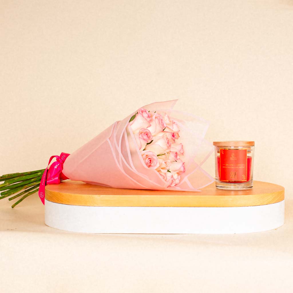 Flowrista Online Flowers Shop شمعة في جرة حمراء مع باقة من 15 وردة وردية فاتحة