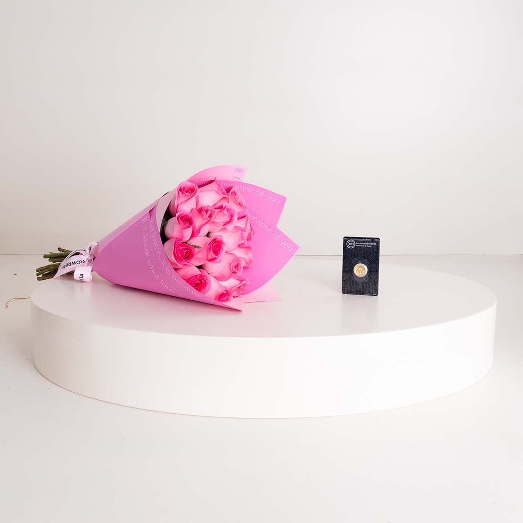 Flowrista Online Flowers Shop عملة ذهبية من فئة 2 غرامات عليها زهرة النيل وباقة من الورود الوردية