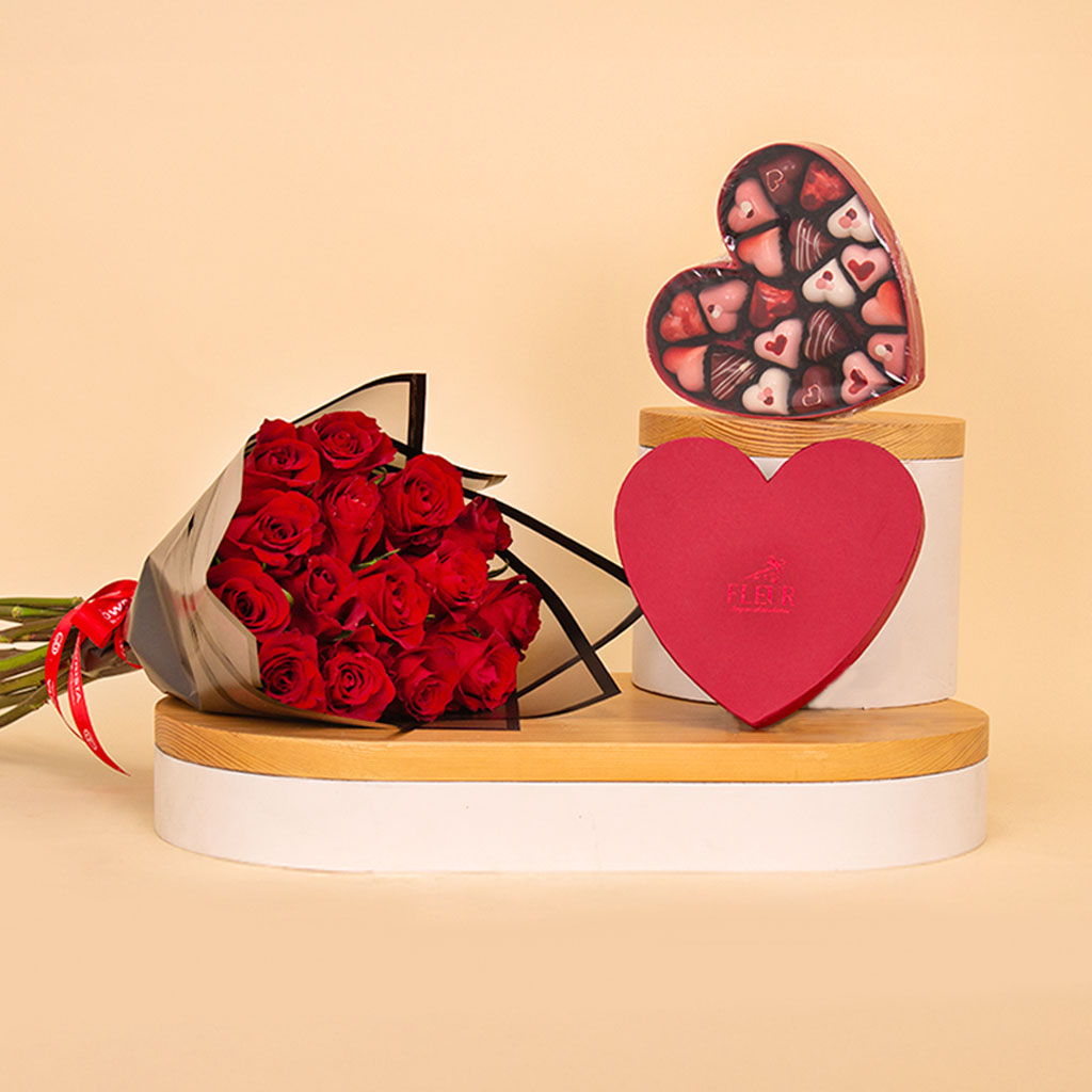Flowrista Online Flowers Shop علبة شوكولاتة فلير البلجيكية – 20 قطعة على شكل قلوب مع بوكيه من 20 وردة حمراء