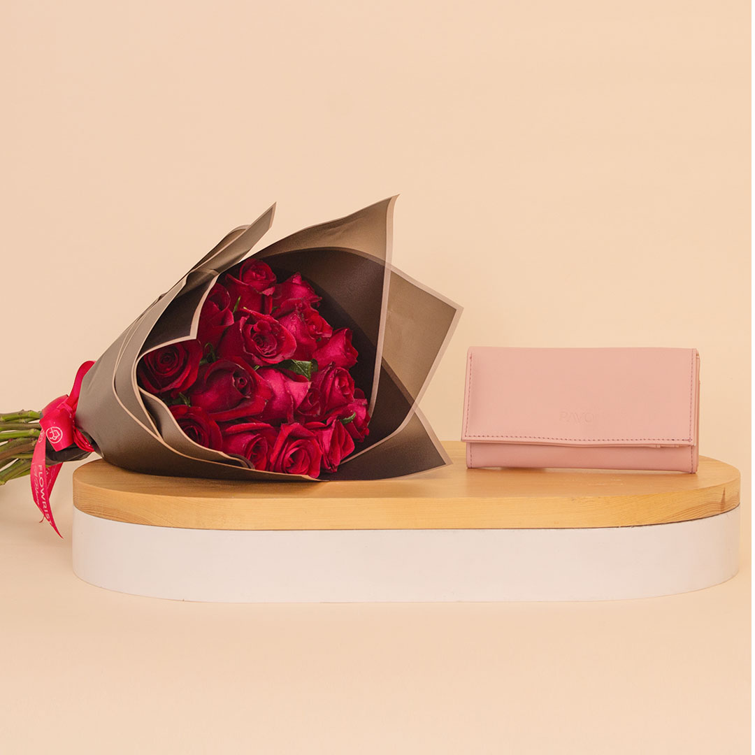 Flowrista Online Flowers Shop محفظة بافو النسائية الوردية مع باقة من الورود الحمراء