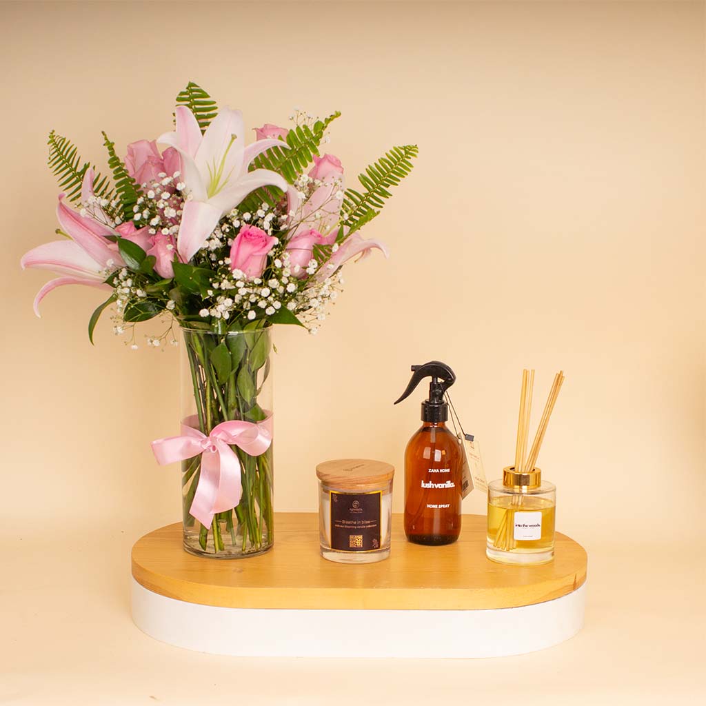 Flowrista Online Flowers Shop مجموعة زها هوم غلو - بخاخ فانيليا فاخر مع معطر إنتو ذا وودز وشمعة بريذ إن بليس ومزهرية بزهور الزنبق