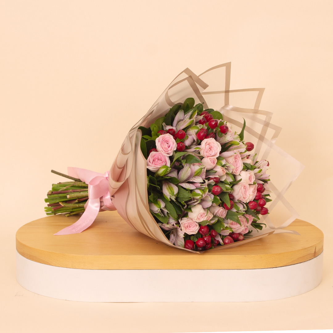 Flowrista Online Flowers Shop فلوريستا | باقة من زهور الألستروميريا الوردية والورود الصغيرة