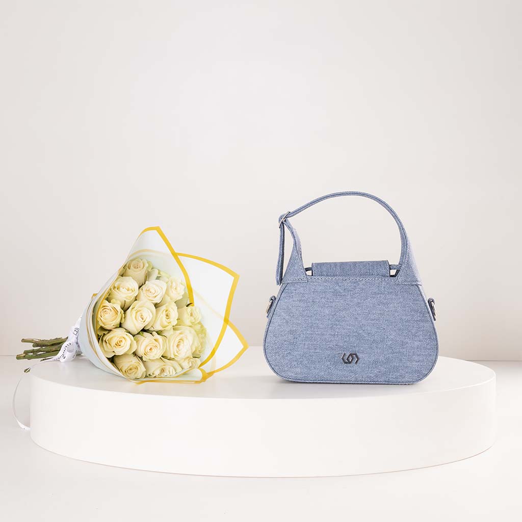 Flowrista Online Flowers Shop حقيبة كوكان الزرقاء الفاخرة وباقة ورود بيضاء