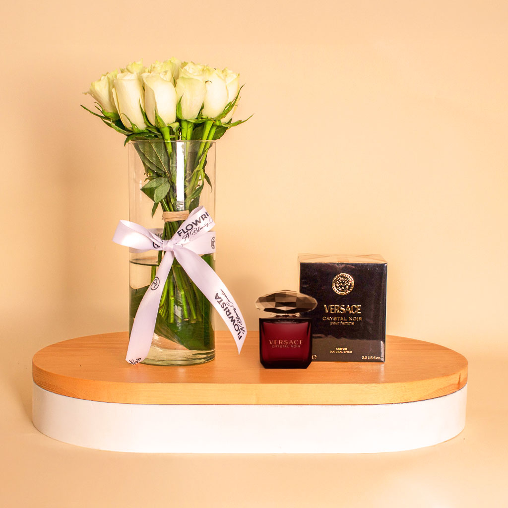 Flowrista Online Flowers Shop عطر فيرساتشي كريستال نوار مع فازة ورد أبيض 15 وردة