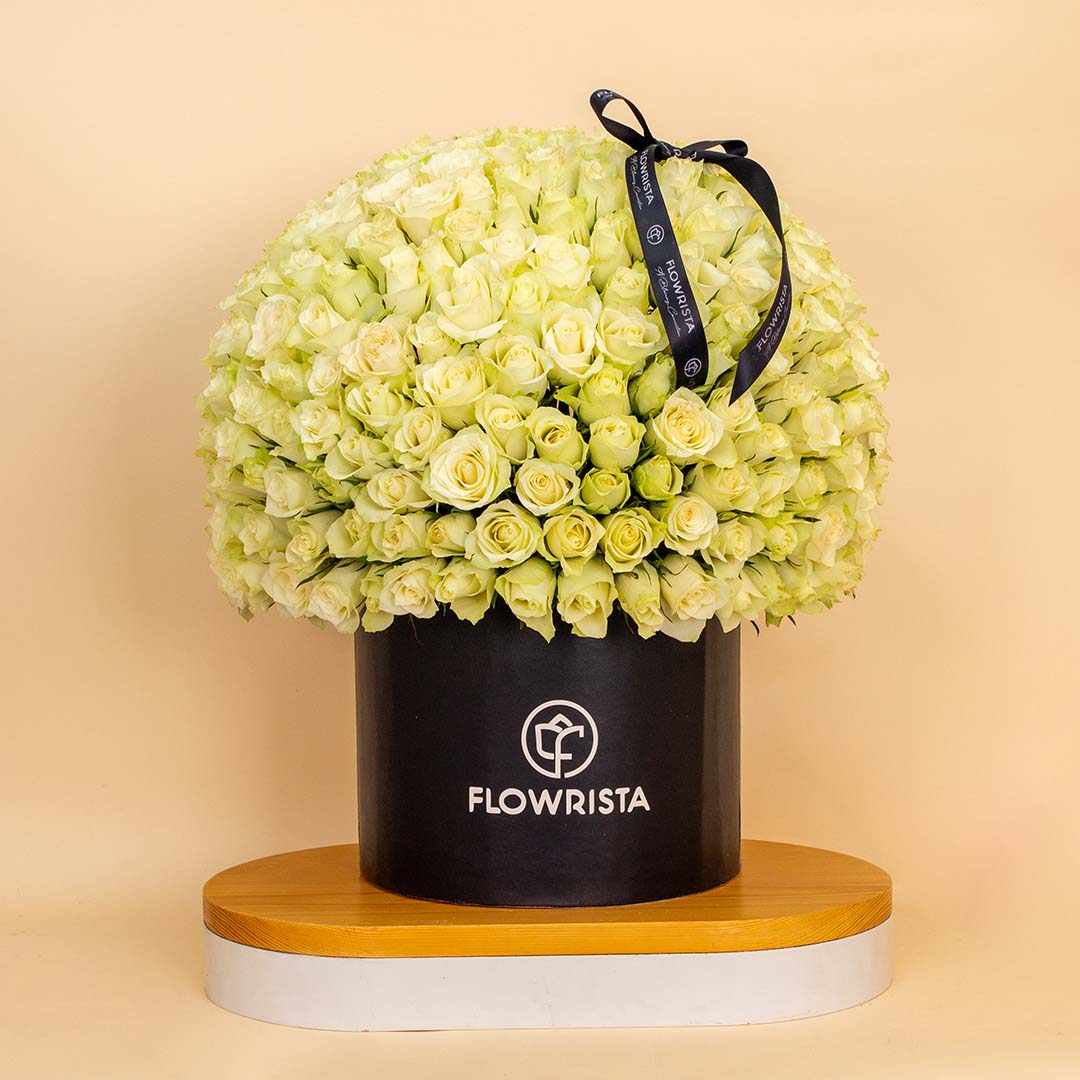 Flowrista Online Flowers Shop صندوق ورود بيضاء من فلوريستا - ٢٥٠ وردة