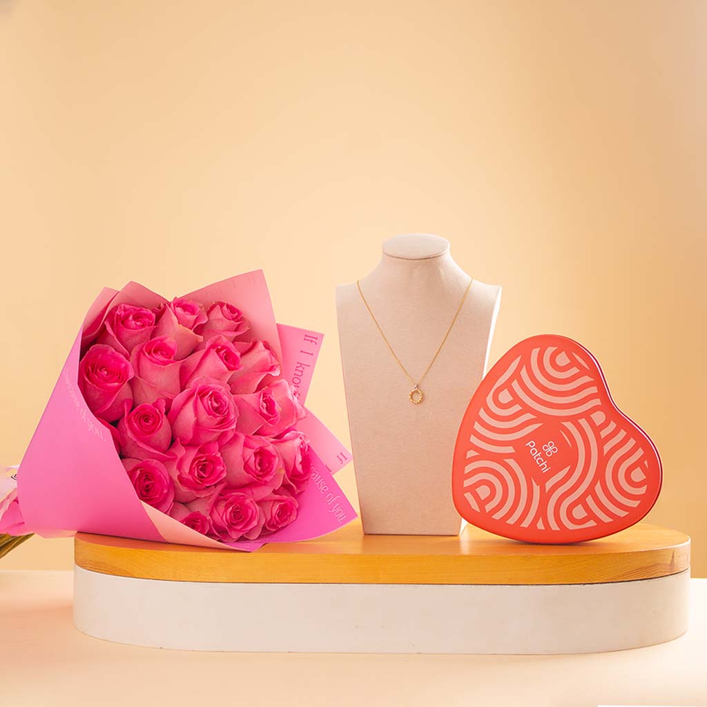 Flowrista Online Flowers Shop قلادة سيران من الذهب الأصفر عيار ١٨ قيراطًا بتصميم دائري ملتوي، وباقة من الورود الوردية، وعلبة شوكولاتة باتشي