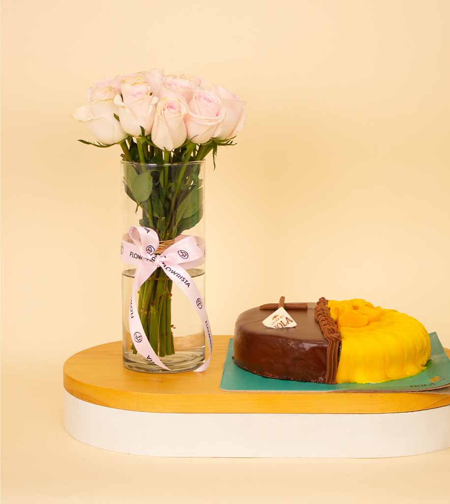 Flowrista Online Flowers Shop كيكة شوكولاتة مانجو نصف ونصف مع مزهرية ورد وردي