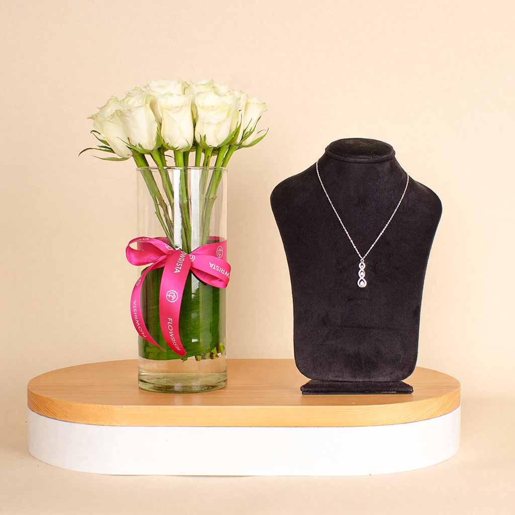 Flowrista Online Flowers Shop قلادة Felizmoda الفضية بثلاثة تعليقات متصلة وثلاثة أحجار | فازة الزهور البيضاء