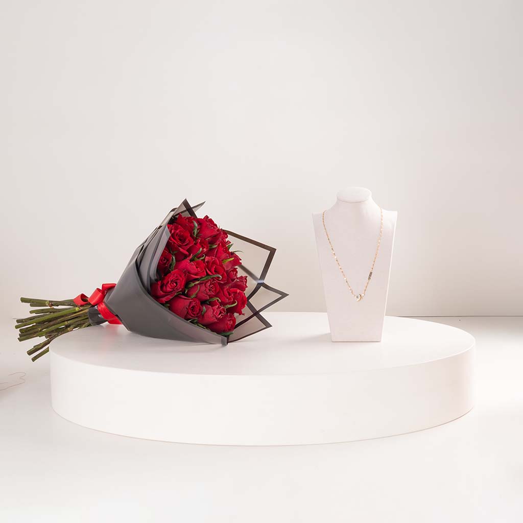 Flowrista Online Flowers Shop قلادة جيس فان من استانلس ستيل باللون الذهبي والزركون مع باقة من الورود الحمراء 