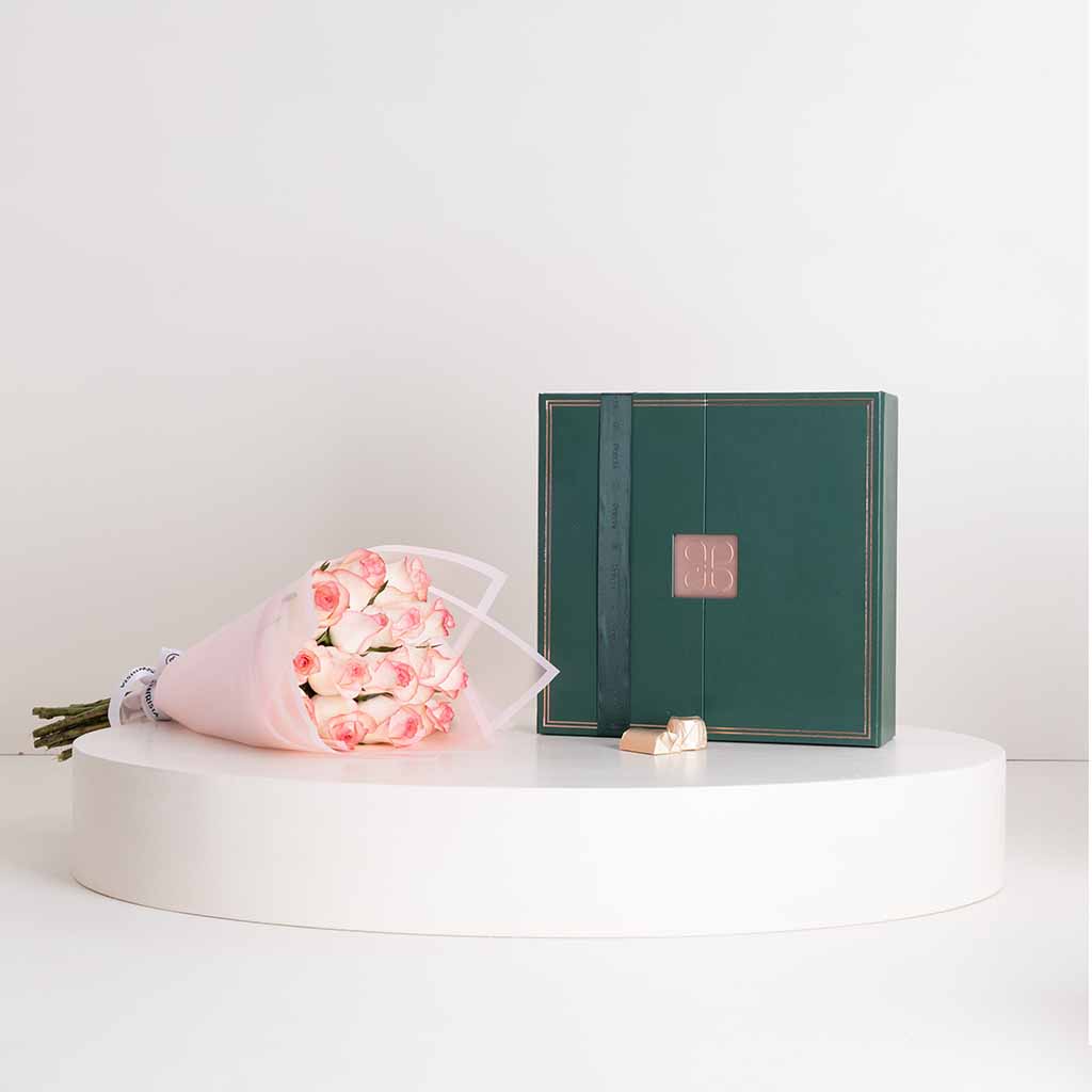 Flowrista Online Flowers Shop باتشي لي سيجنتشرز بوكس  940 جرام و ورد ريفايفل