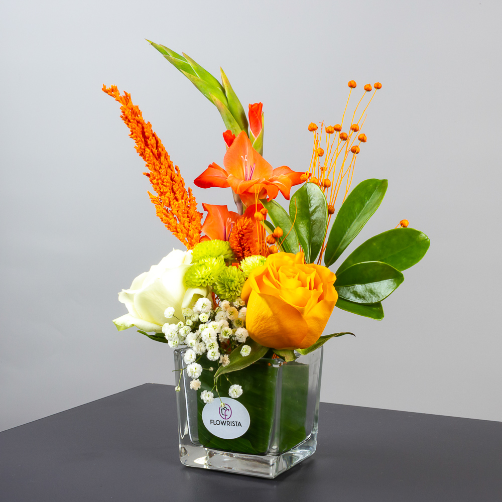 Flowrista Online Flowers Shop مزهرية متوهجة - ورود برتقالية وصفراء