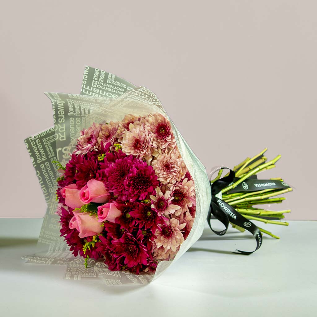 Flowrista Online Flowers Shop باقة يد مع أقحوان أرجواني وازهار وردية