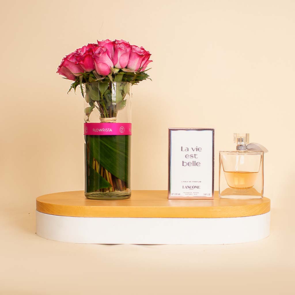 Flowrista Online Flowers Shop لانكوم لا في إِ بيل للنساء، عطر أو دو بارفان، 100 مل، مع مزهرية من 15 زهرة ورد بنفسجي