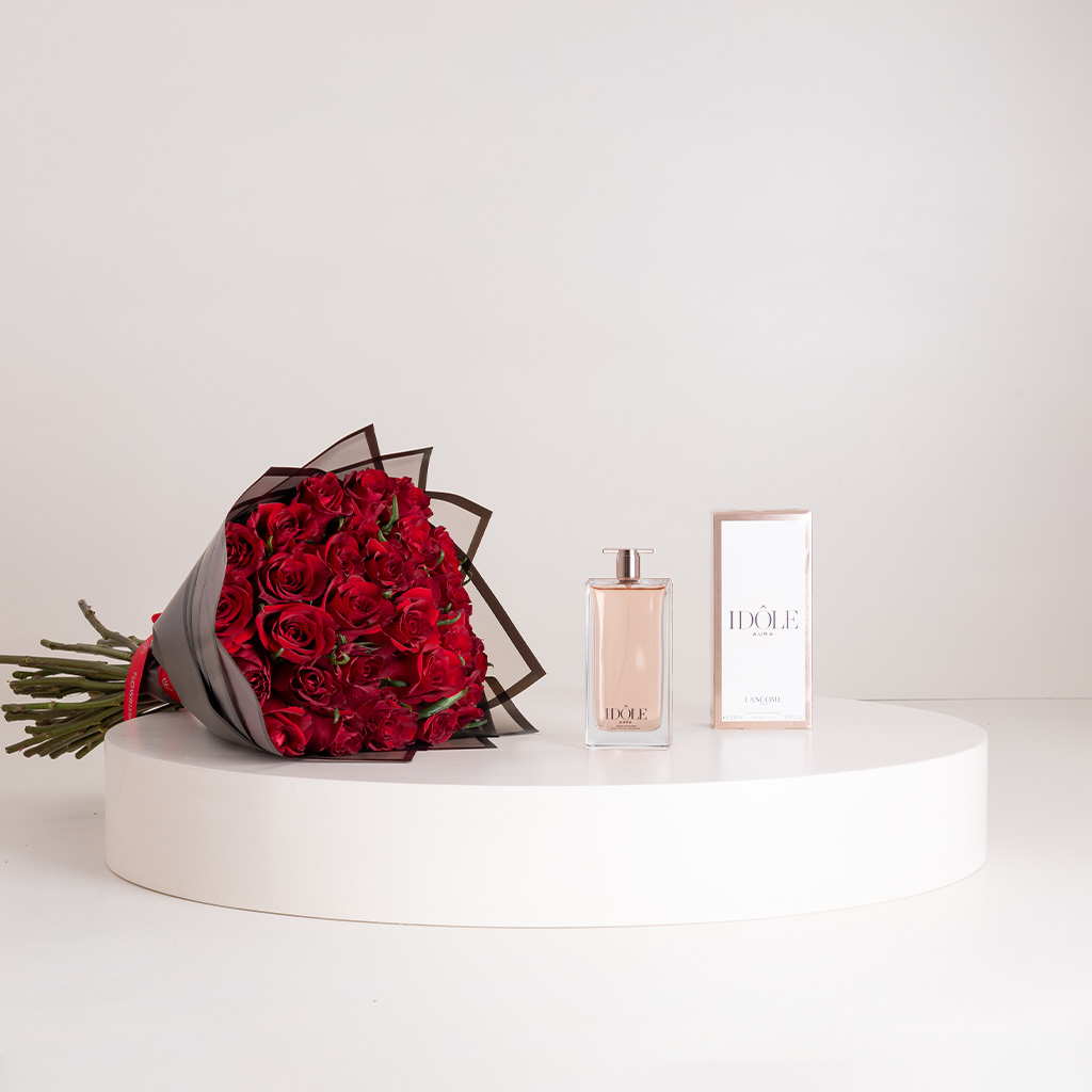 Flowrista Online Flowers Shop عطر لانكوم إيدول أو دو تواليت للنساء 100 مل وباقة من ورود حمراء