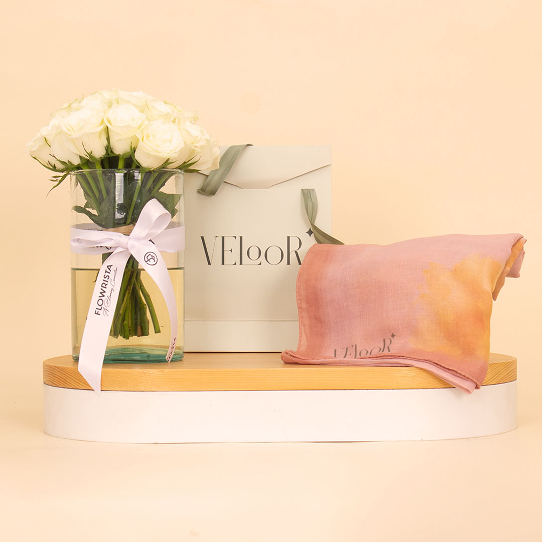Flowrista Online Flowers Shop Veloor Scarf | Azahar مع فازة ورد أبيض