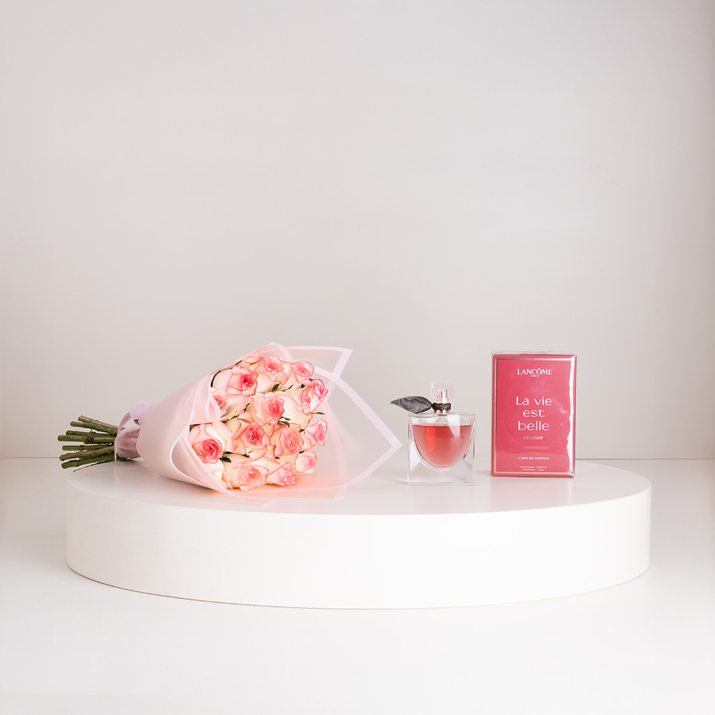 Flowrista Online Flowers Shop عطر لانكوم لا في إي بيل ليكسير للنساء 100 مل وباقة ورود ريفايفل