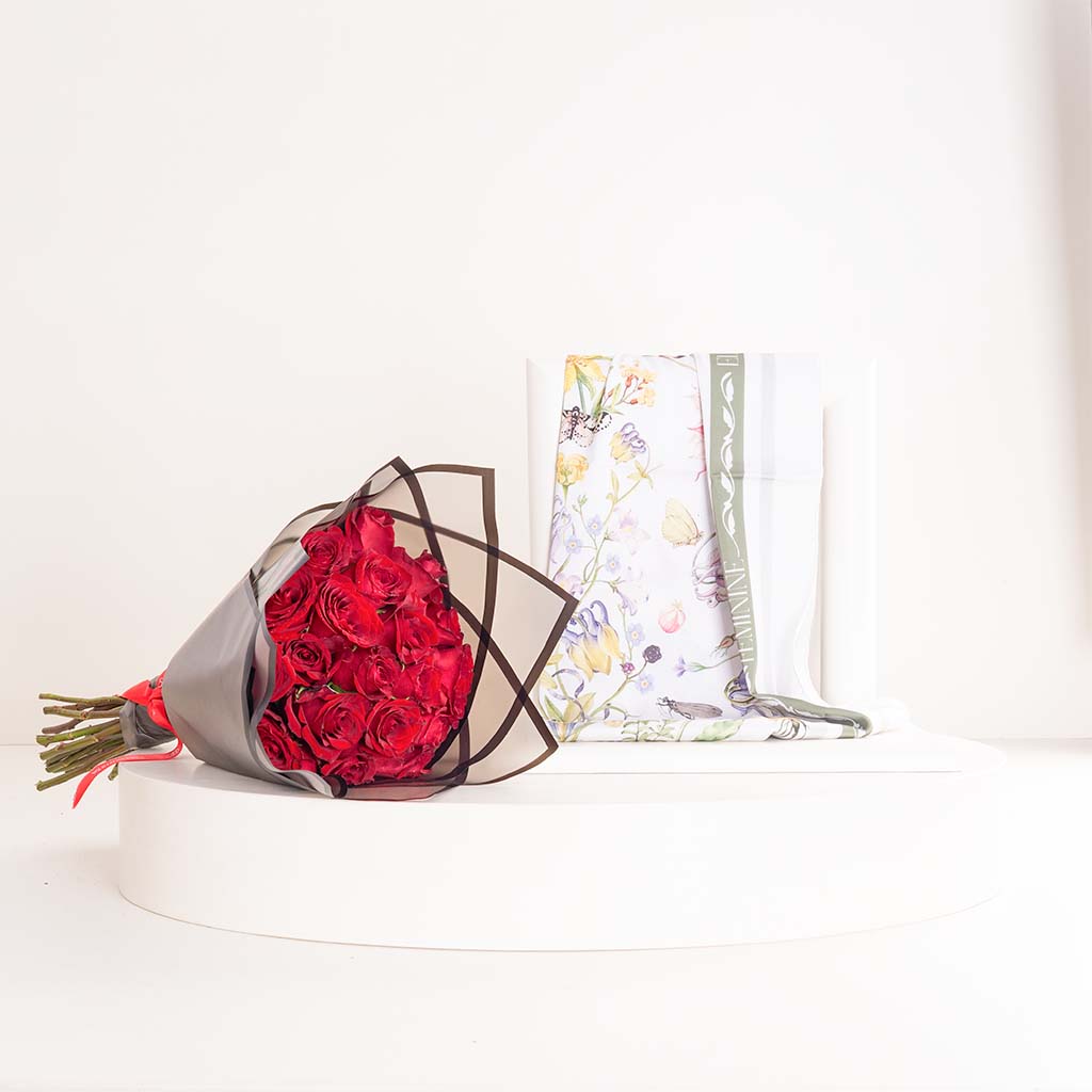Flowrista Online Flowers Shop Veloor Flora Scarf & 20 Red Roses Bouquet