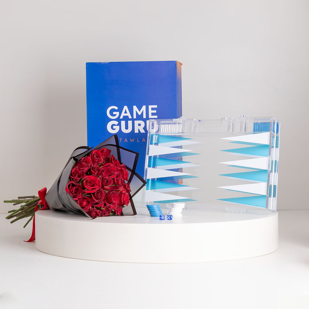 Flowrista Online Flowers Shop لعبة الطاولة اكريليك بيضاء وفيروز من جيم جورو مع باقة من الورود الحمراء