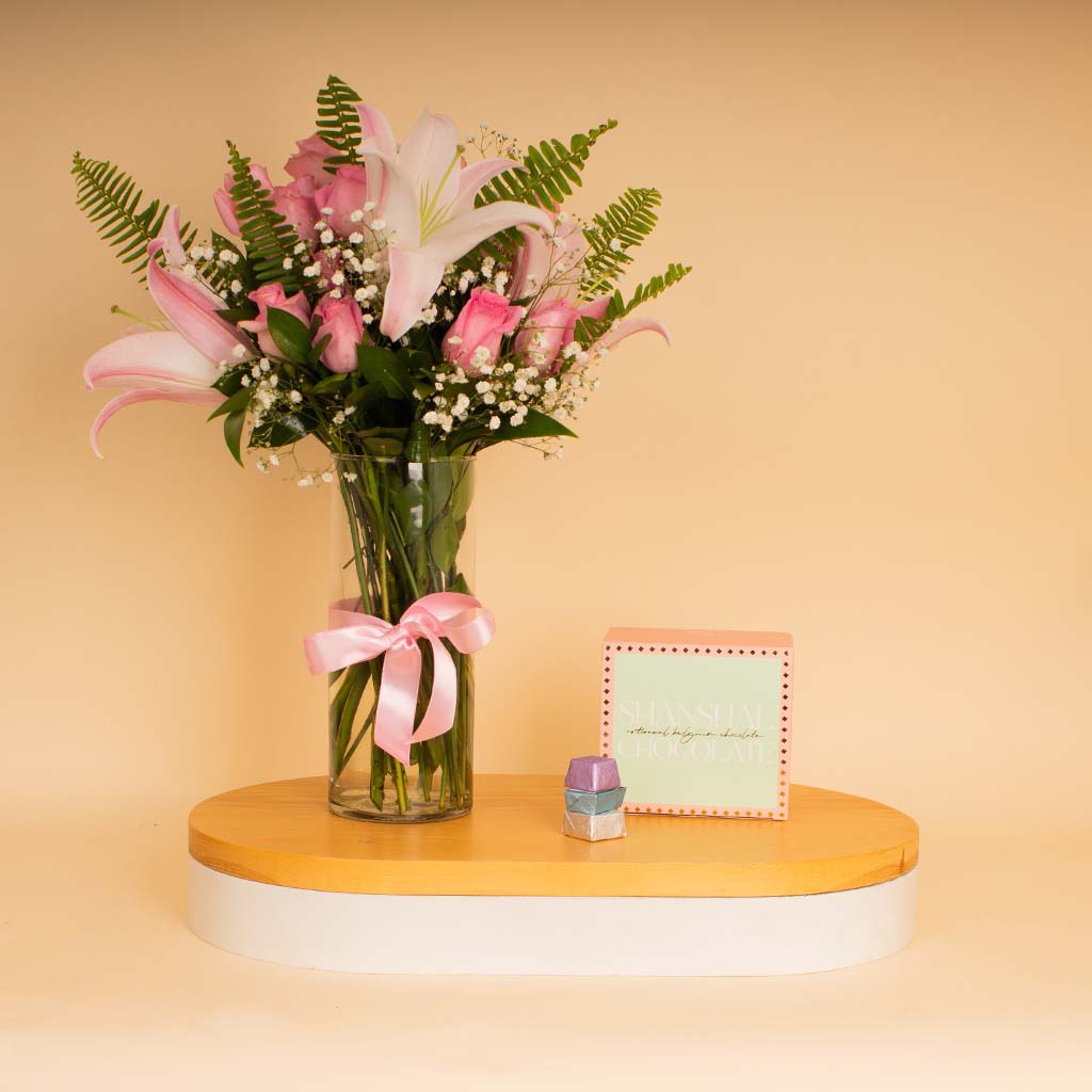 Flowrista Online Flowers Shop شوكولاتة شنشال الفاخرة مع مزهرية زهور الزنبق