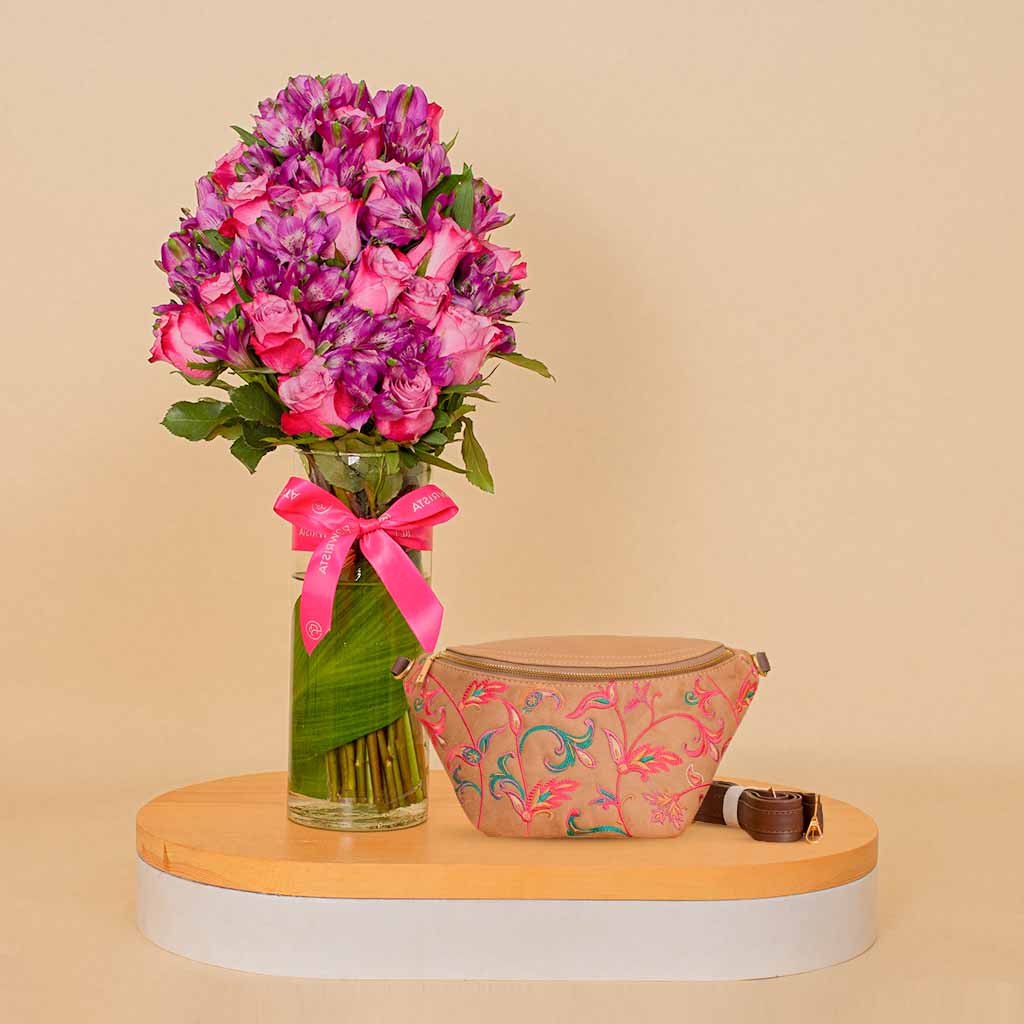 Flowrista Online Flowers Shop بافو حقيبة بيج مزينة بأزهار و فازة بنفسجي فريدة