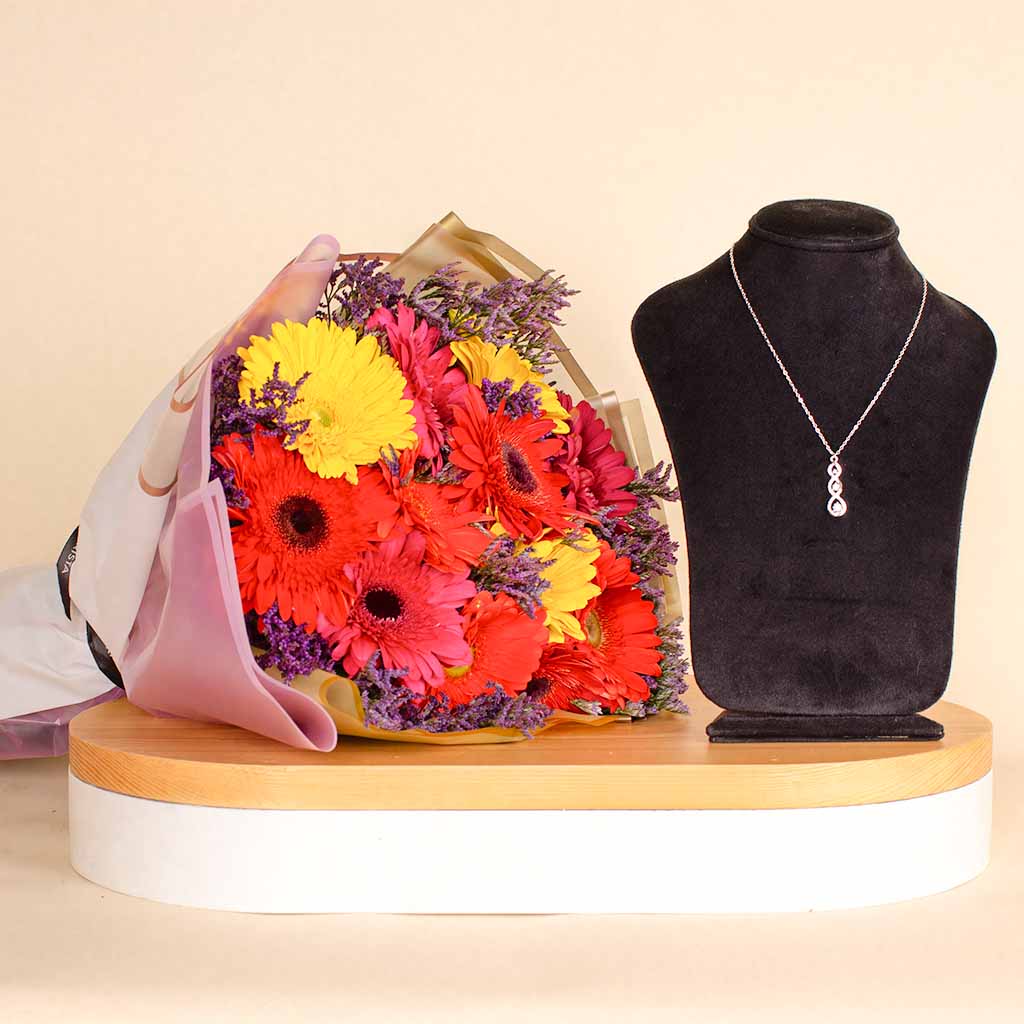 Flowrista Online Flowers Shop قلادة فيليزمودا الفضية بثلاثة أحجار متصلة | بوكية ورد الجيربيرا