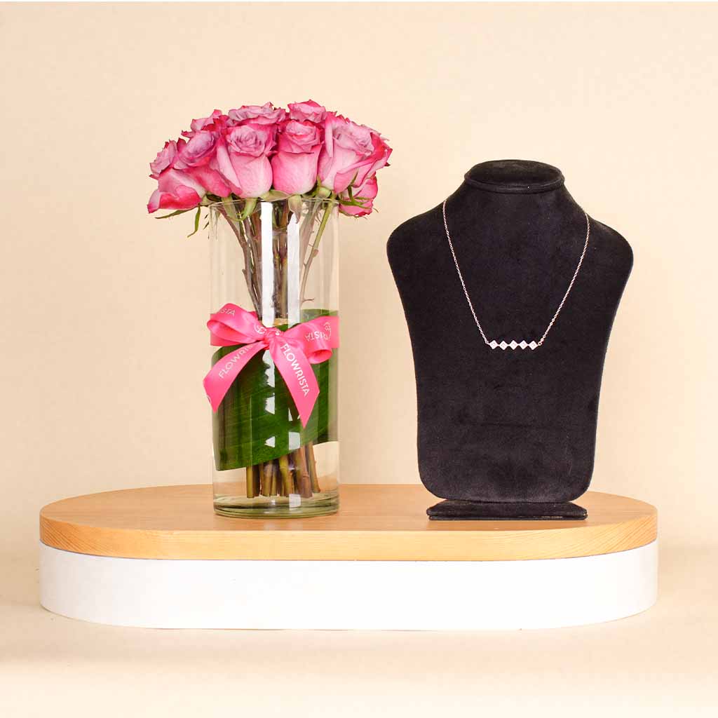 Flowrista Online Flowers Shop سلسلة فليز مودا الفضّي بخمسة قلادات مربعة وحجارة زيركون و 15 وردة بنفسجب