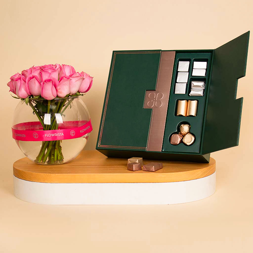 Flowrista Online Flowers Shop علبة باتشي لي سيجنتشرز (940 جرام) وباقة 20 وردة - مجموعة هدايا فاخرة