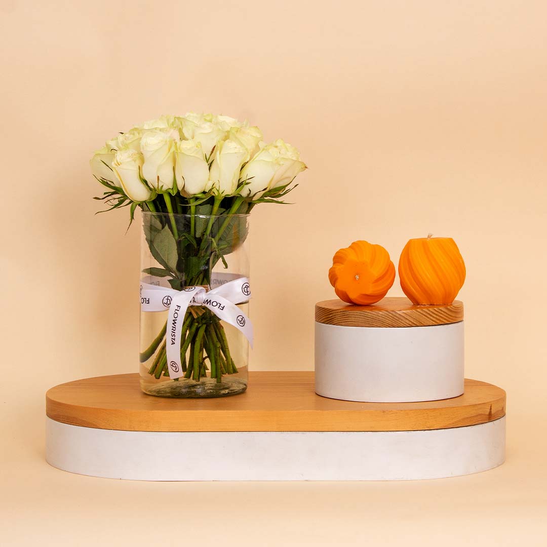 Flowrista Online Flowers Shop شمعة ريفلام برائحة الفراولة والفانيليا مع مزهرية ورود بيضاء