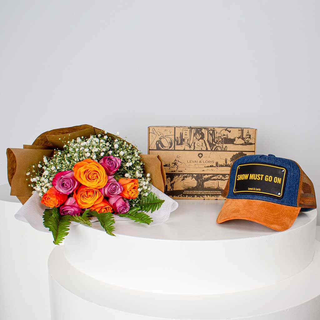 Flowrista Online Flowers Shop طقم هدايا قبعات ليفاي ولوريس مع ورود - للجنسين