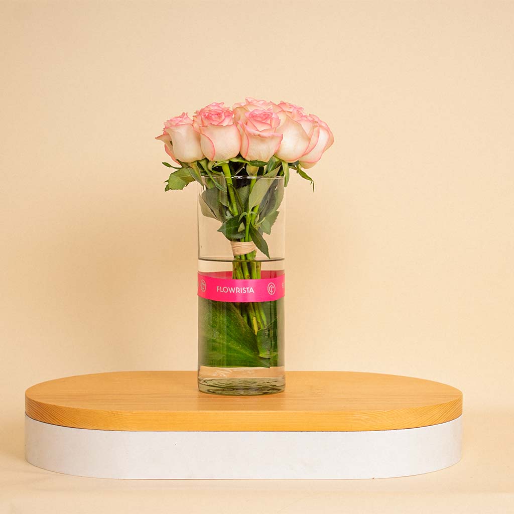Flowrista Online Flowers Shop فلوريستا | مزهرية زهور وردية فاتحة - ١٥ ساقًا