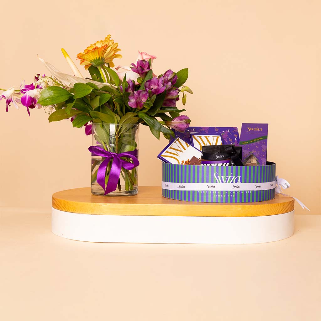 Flowrista Online Flowers Shop سلة هدايا سويزا متوسطة الحجم لعيد الميلاد مع مزهرية أوركيد ريفيري