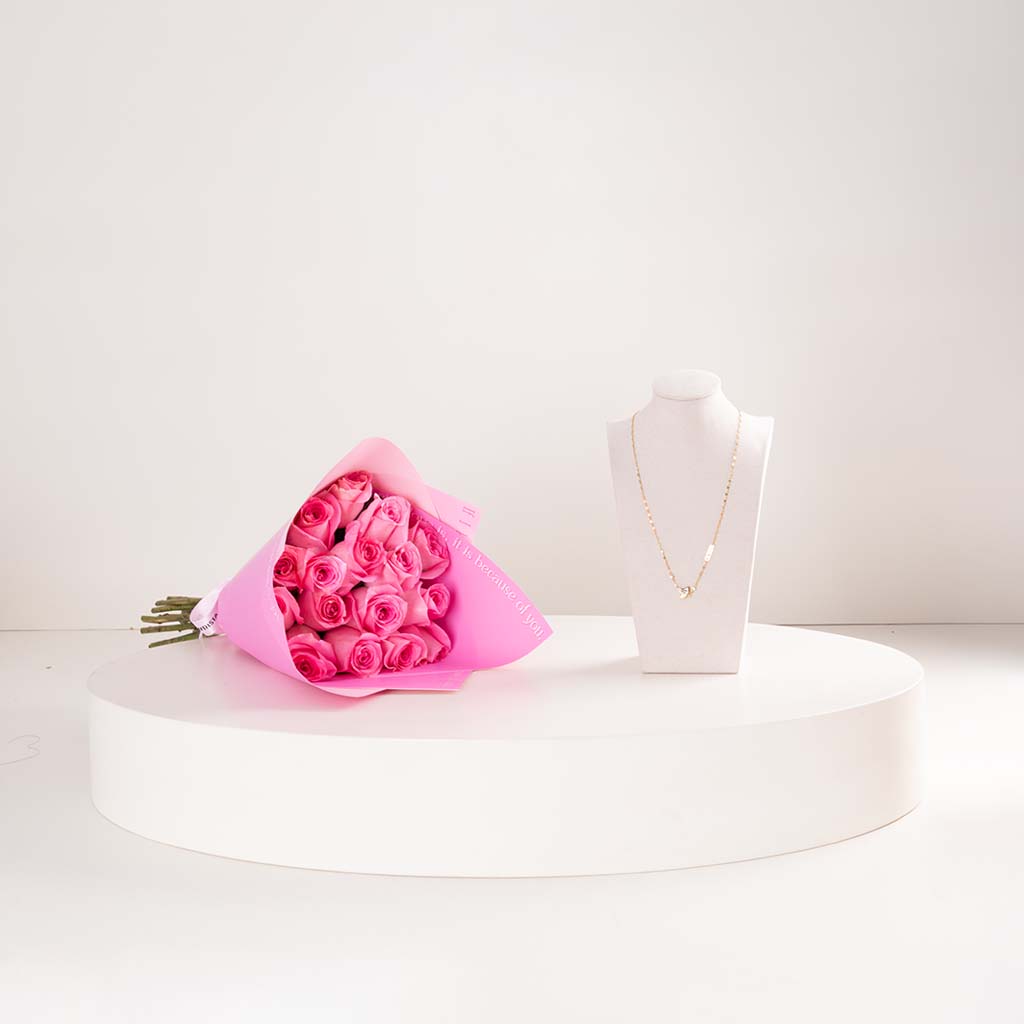 Flowrista Online Flowers Shop قلادة جيس فان من استانلس ستيل باللون الذهبي والزركون مع باقة من الورود الوردية