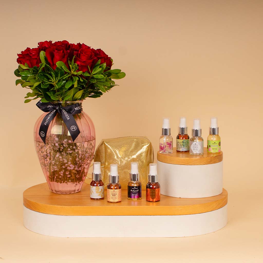 Flowrista Online Flowers Shop سول آند مور - مزهرية فنية من الحقيبة الذهبي والورود الحمراء