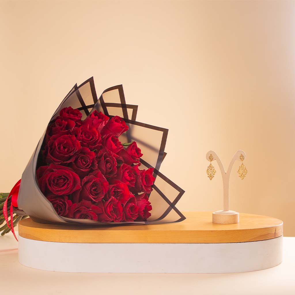 Flowrista Online Flowers Shop أقراط سيران من الذهب عيار ١٨ قيراطًا وباقة من الورود الحمراء