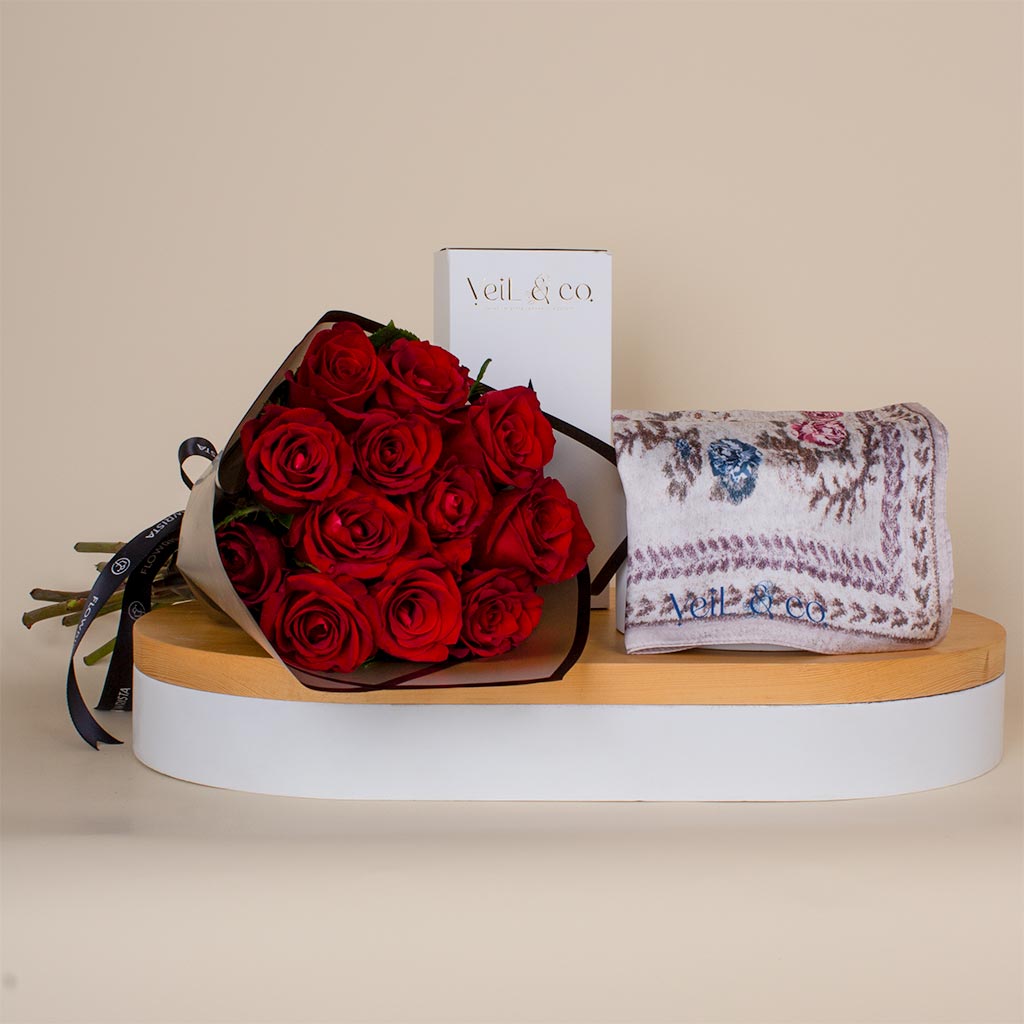 Flowrista Online Flowers Shop من Veil & Co حجاب امبراطوري حرير وباقة ريديش