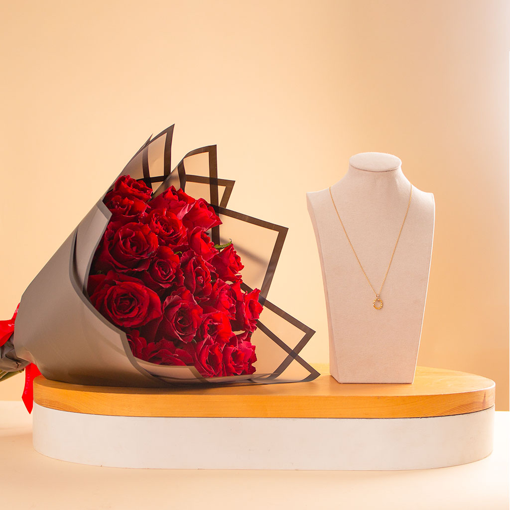 Flowrista Online Flowers Shop قلادة سيران من الذهب الأصفر عيار ١٨ قيراطًا بتصميم دائري وباقة من الورود الحمراء