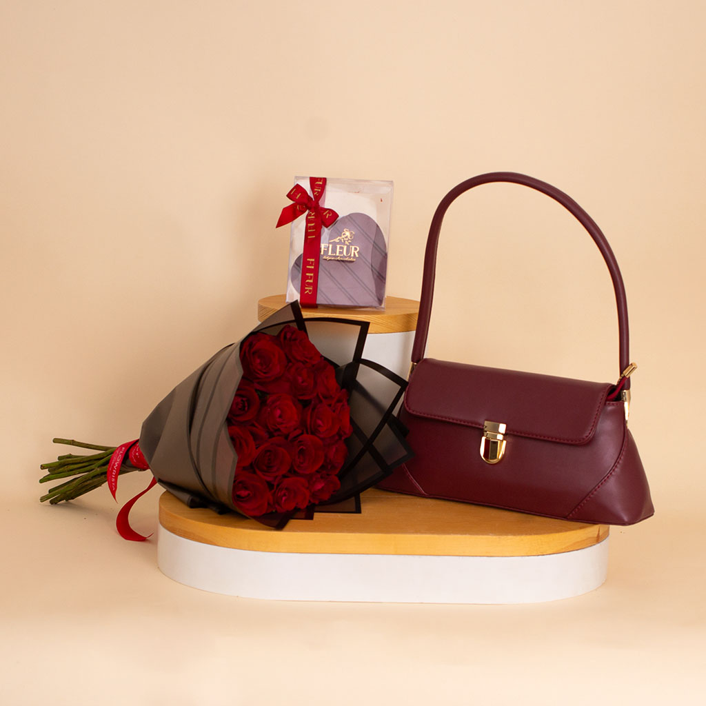 Flowrista Online Flowers Shop حقيبة آرفين برغندي مع باقة ورود حمراء وعلبة شوكولاتة فلور على شكل قلب