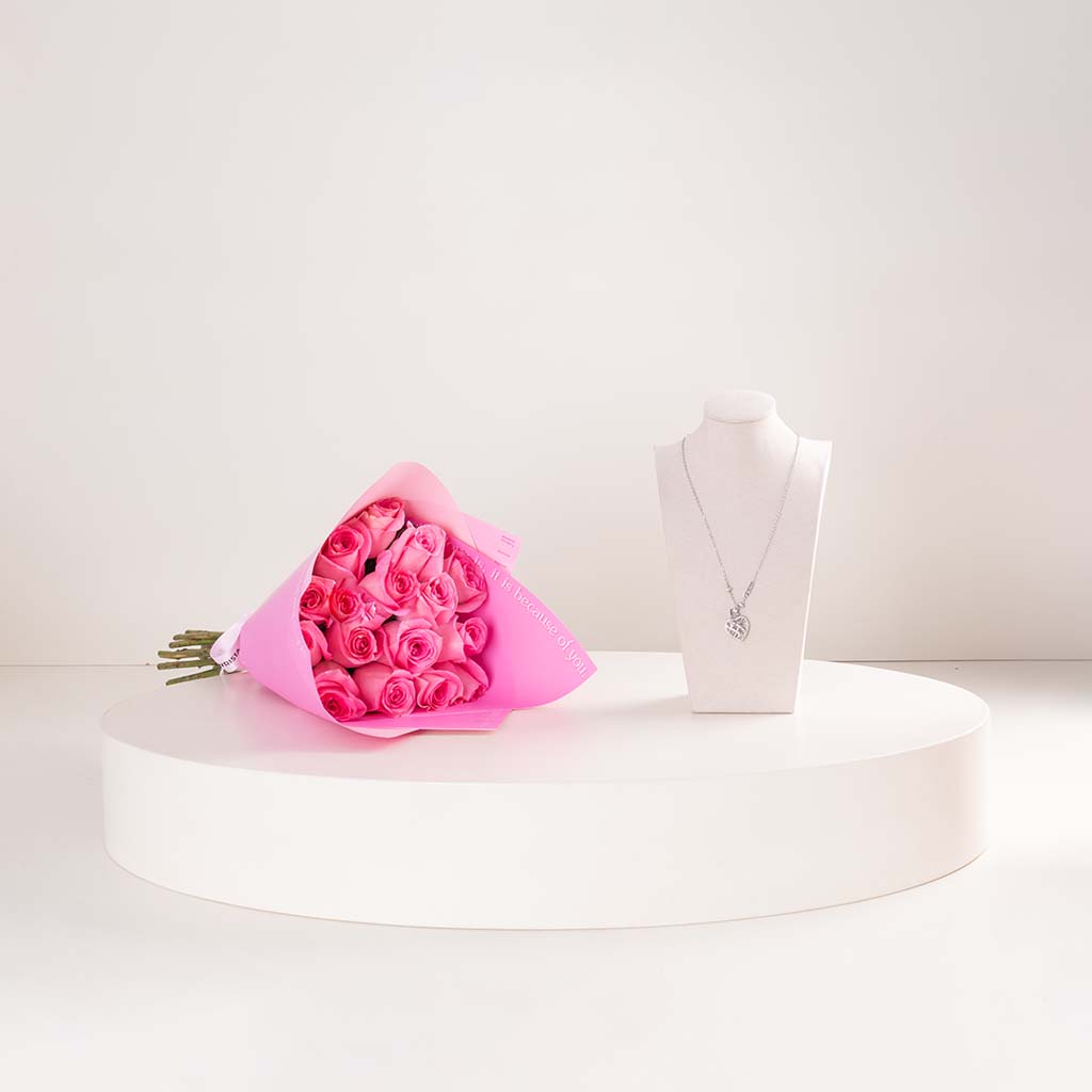 Flowrista Online Flowers Shop قلادة جيس بتصميم قلب وباقة من الورود الوردية