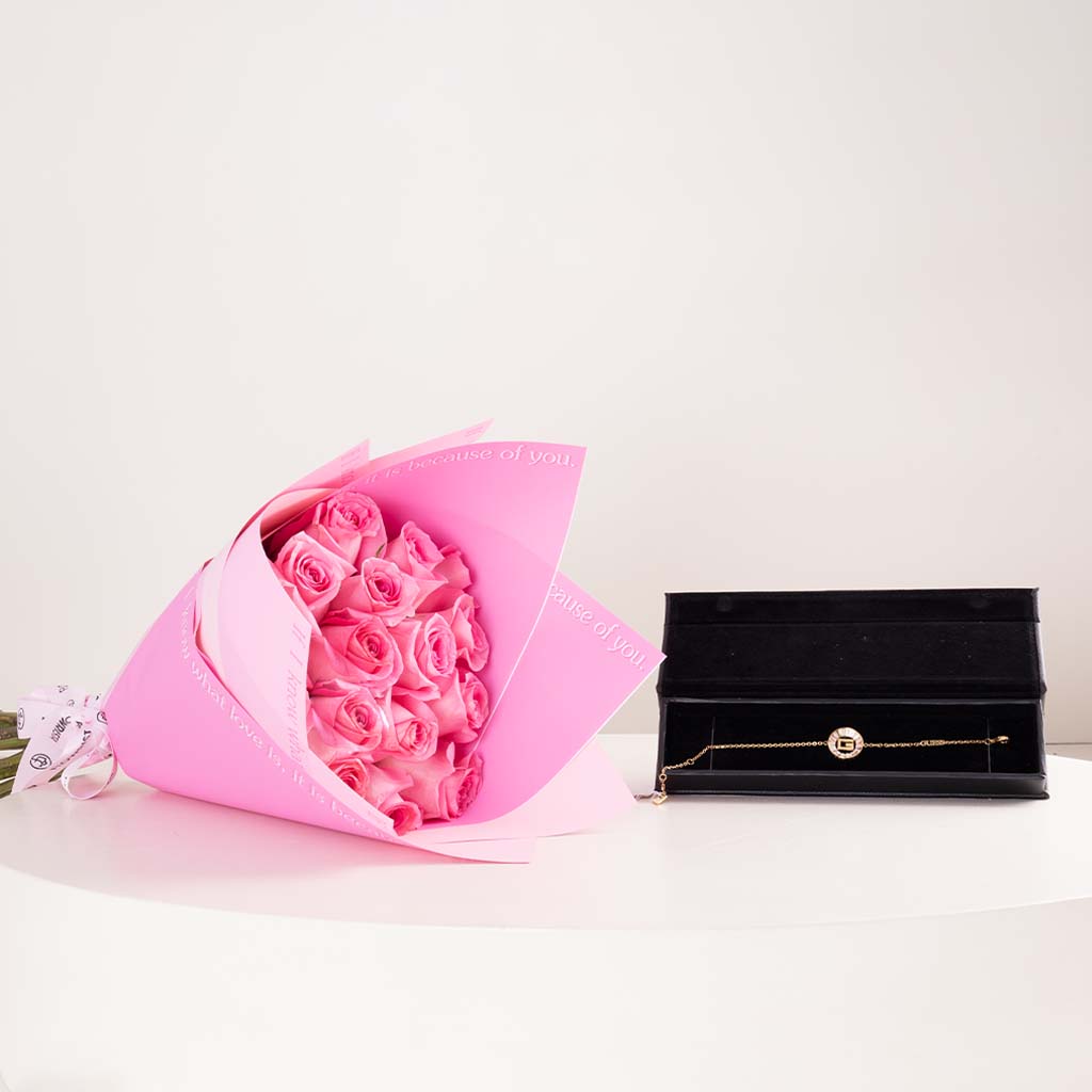 Flowrista Online Flowers Shop GUESS Women’s Gold-Tone Charm Chain Bracelet & Pink Roses Bouquet