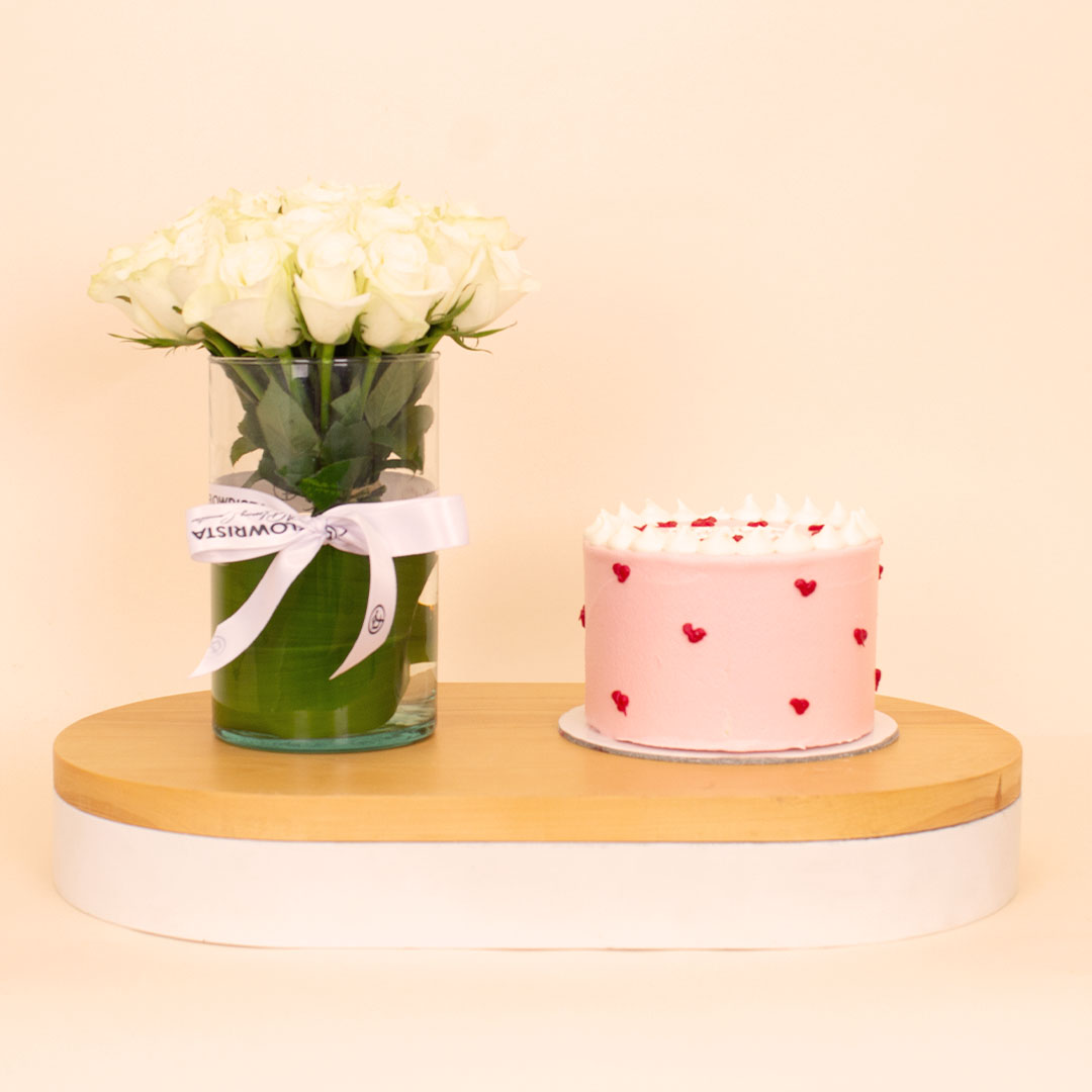 Flowrista Online Flowers Shop كيكة عيد ميلاد نينوس شكل قلب مع مزهرية من ١٥ وردة بيضاء