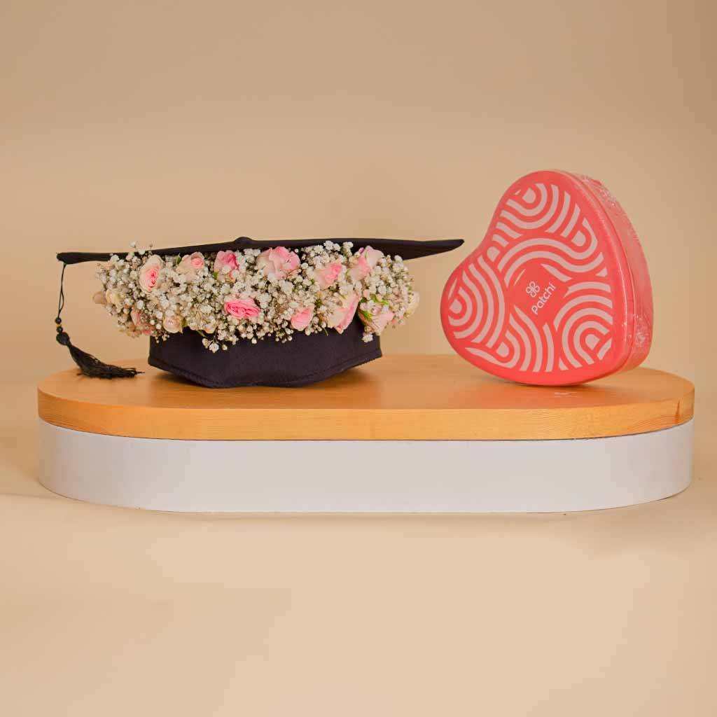 Flowrista Online Flowers Shop قبعة تخرج مزينة بالزهور مع شوكولاتة باتشي