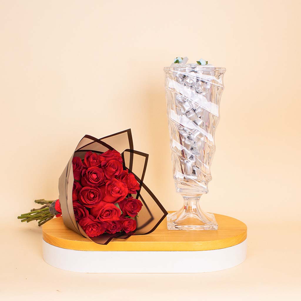 Flowrista Online Flowers Shop فازة شوكولاتة كريستال من باشونيل ١ كجم مع باقة من الورود الحمراء