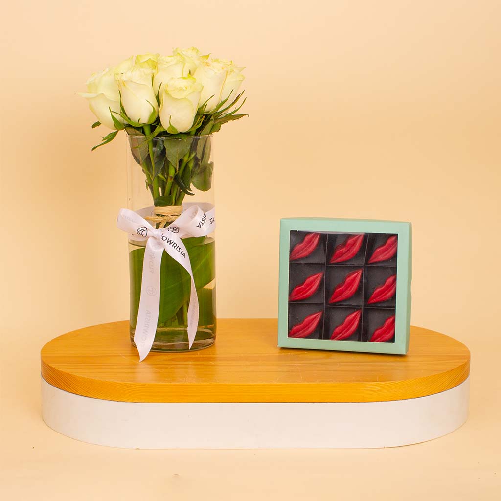 Flowrista Online Flowers Shop شوكولاتة بونبون من تشوكليت فاكتوري 135 جم مع مزهرية ورود بيضاء